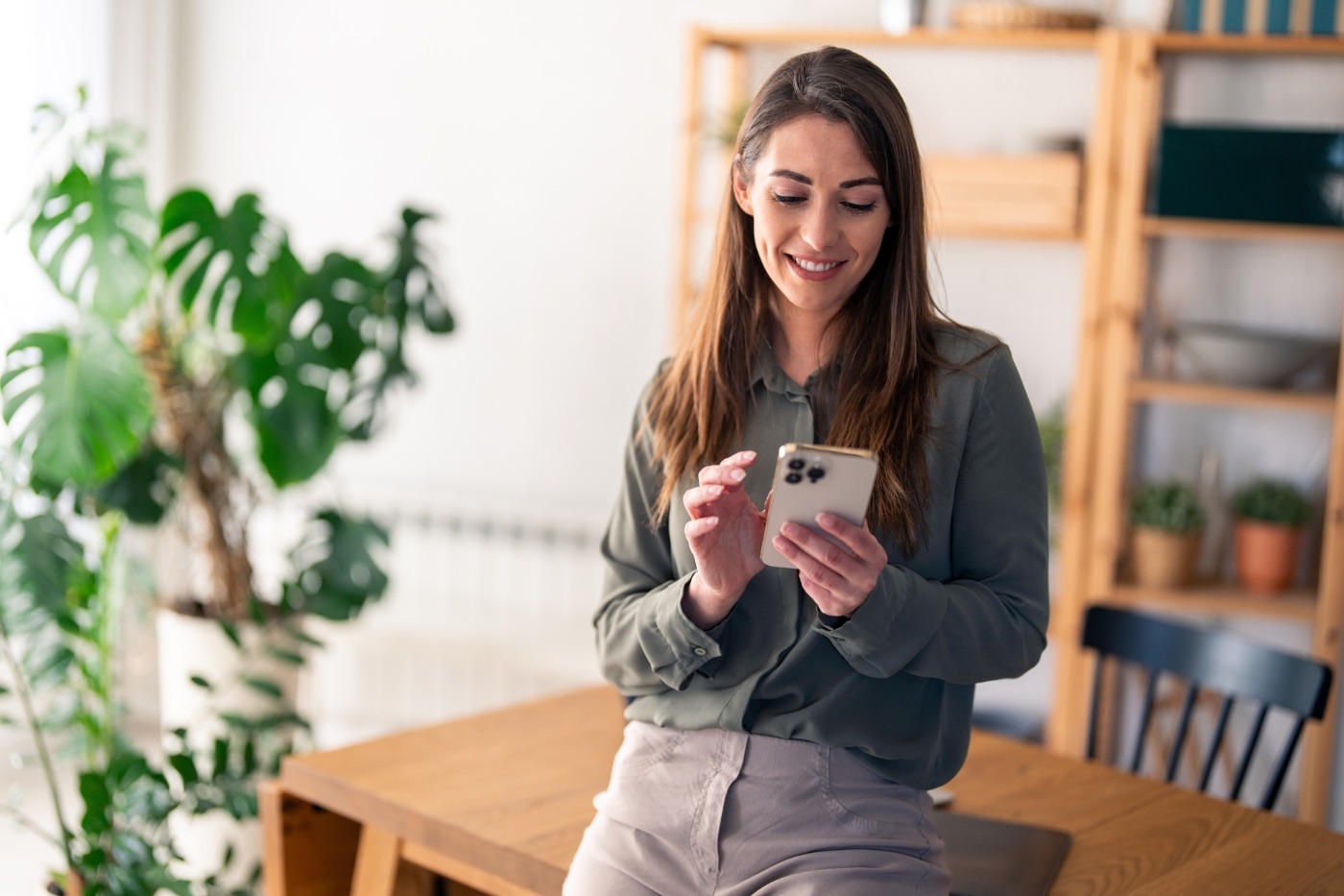 Freundliche Person nimmt entspannt per Smartphone Kontakt auf